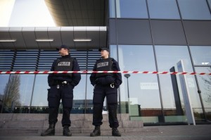 Politie bij een school in Leiden gisteren.