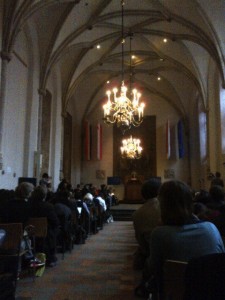 Een volle zaal in het Academiegebouw van de UU.