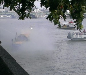 Brandende boot Thames