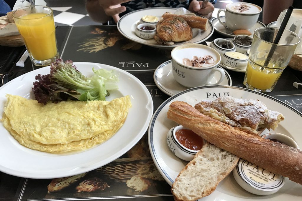 Frans ontbijt bij patisserie Paul in Riyad