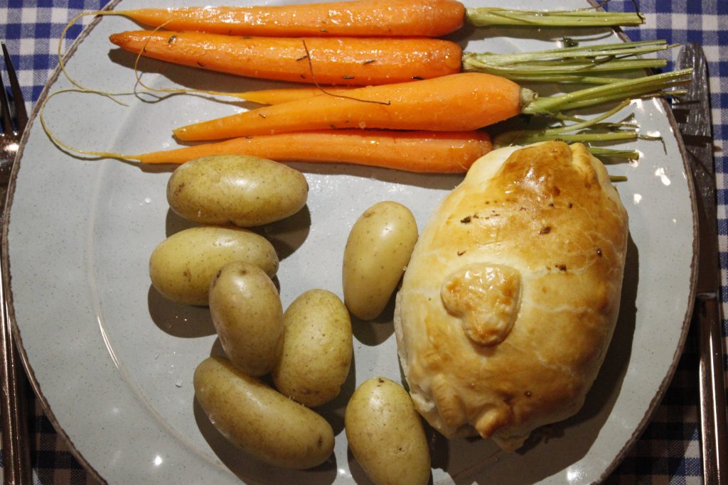 Foto van het hoofdgerecht: worteltjes uit de oven, krieltjes en een gehaktwellington