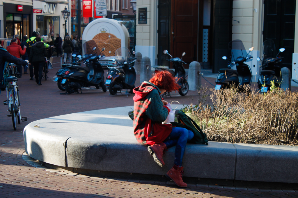 rood meisje op de straat